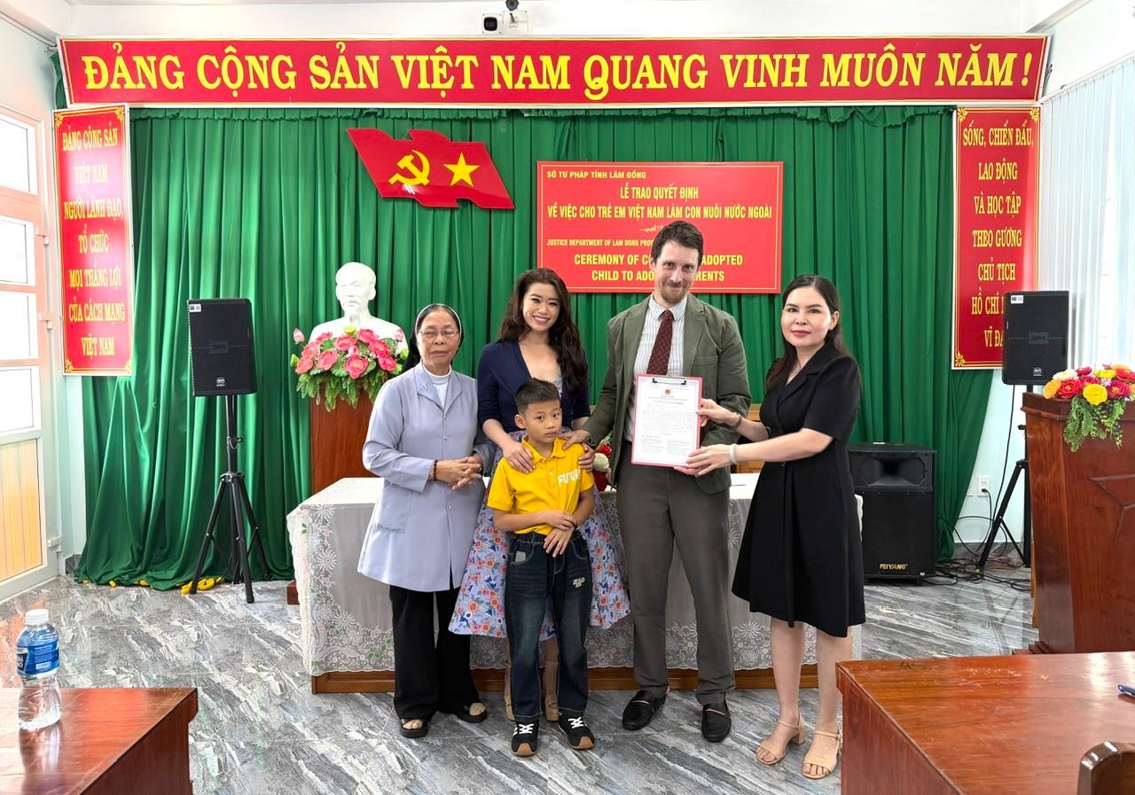 SỞ TƯ PHÁP TỈNH LÂM ĐỒNG TỔ CHỨC LỄ GIAO NHẬN CON NUÔI CÓ YẾU TỐ NƯỚC NGOÀI